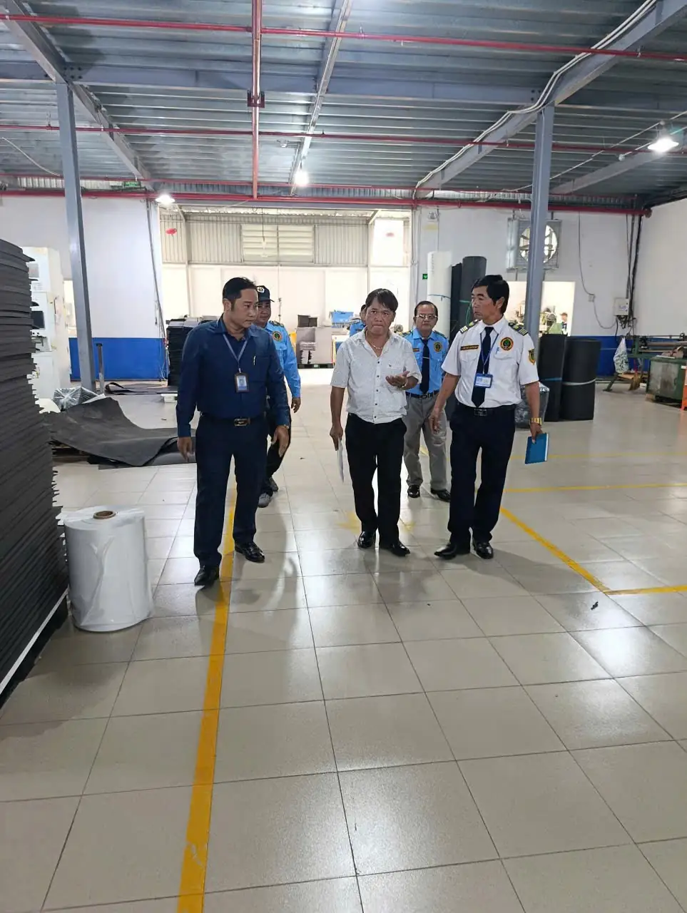 Hình ảnh thực tế bảo vệ phối hợp kiểm tra khu vực sản xuất