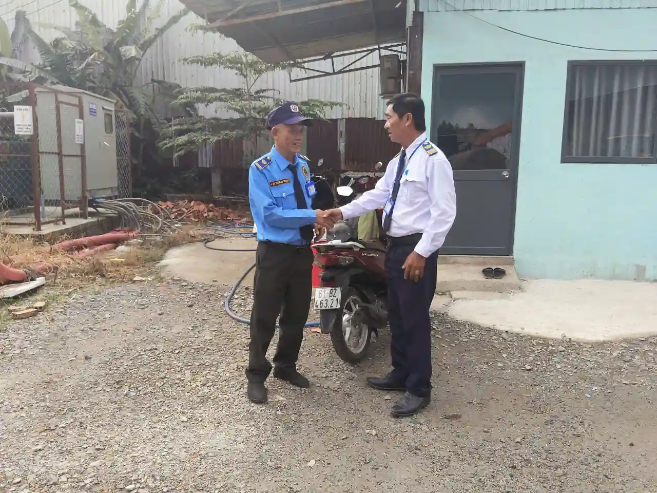 Nhân sự trao đổi bàn giao tại mục tiêu Long Thành