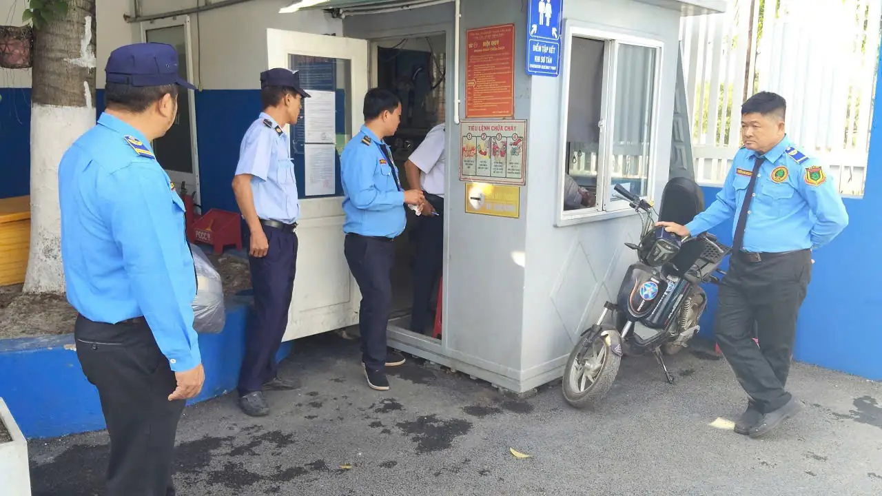 Kiểm tra chốt cổng khi bàn giao bảo vệ tại Quận 9