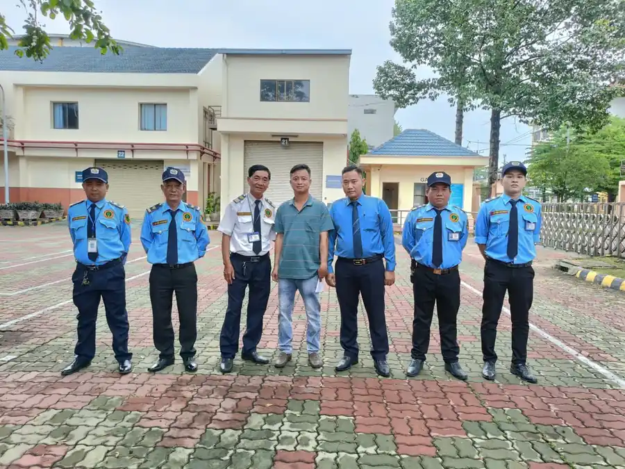 Đội ngũ nhân viên bảo vệ và cán bộ quản lý tại mục tiêu khách hàng
