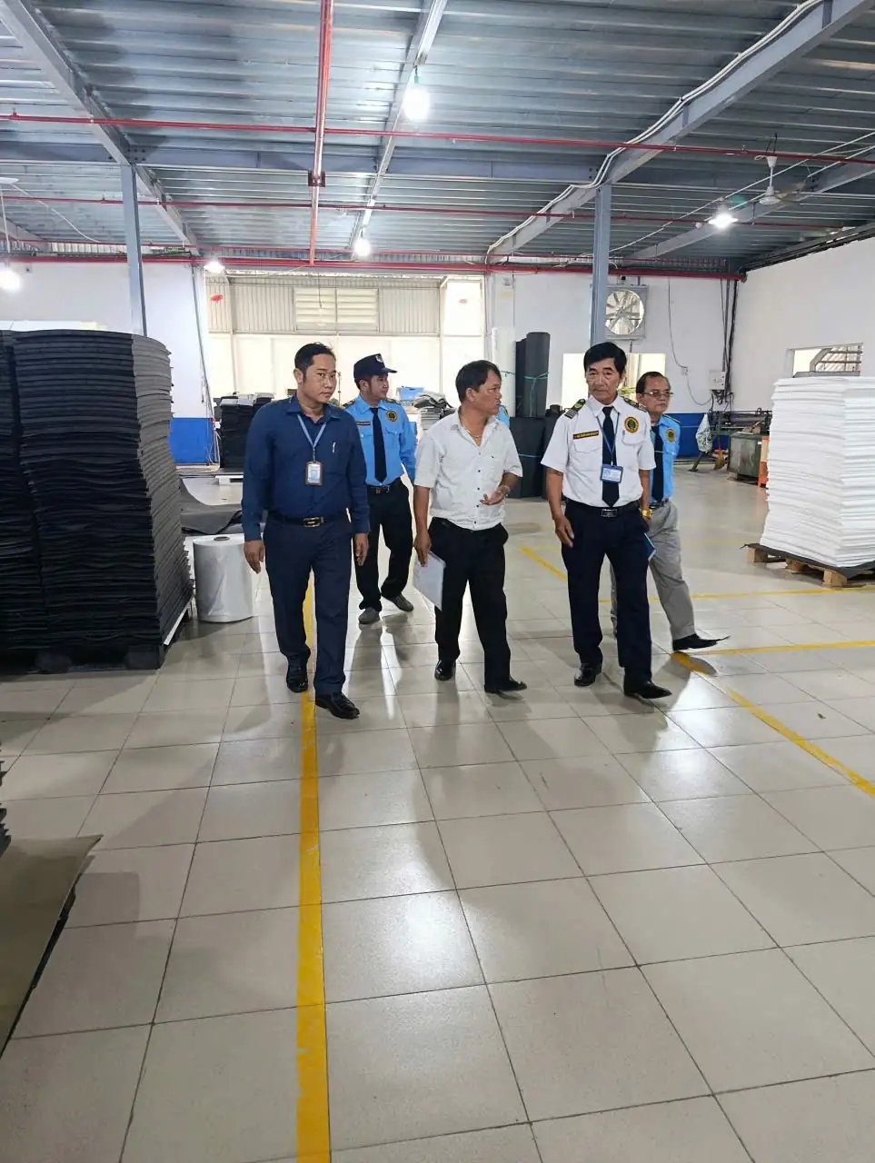 Cán bộ quản lý khảo sát khu vực nhà xưởng cùng đại diện khách hàng