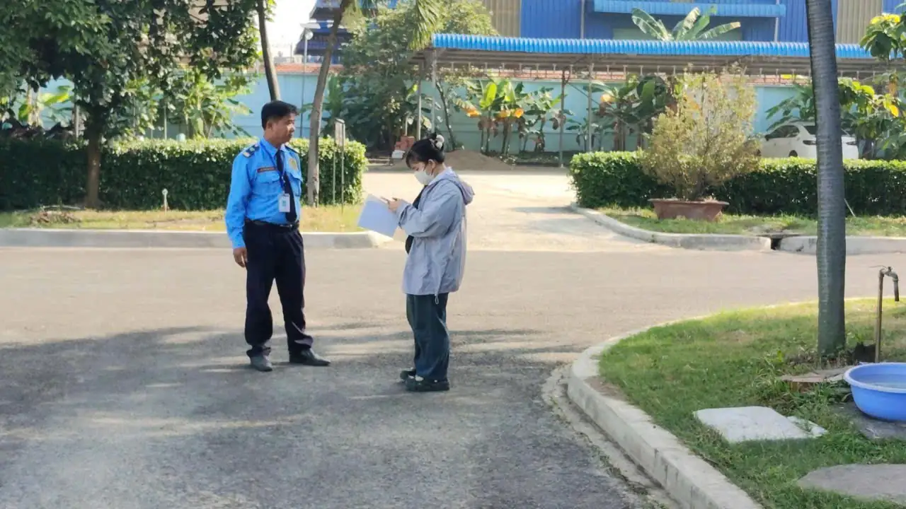Bảo vệ làm việc với khách tại cổng mục tiêu ở Bến Cát