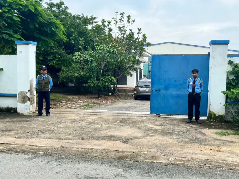 Nhân viên bảo vệ tại cổng mục tiêu ở TPHCM