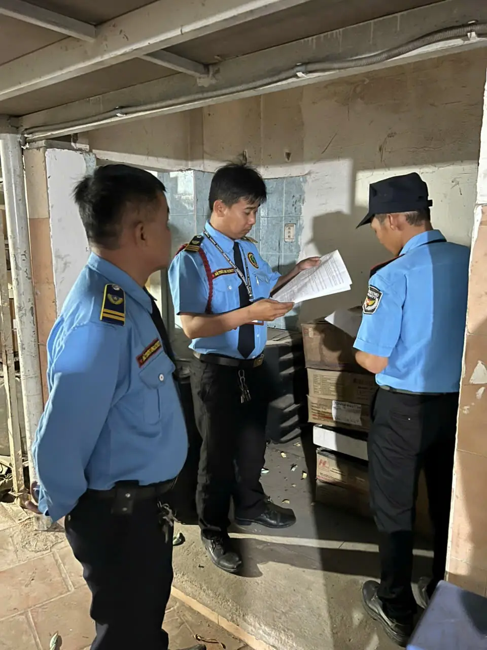 Nhân sự bảo vệ đối chiếu biểu mẫu trong ca trực tại TPHCM