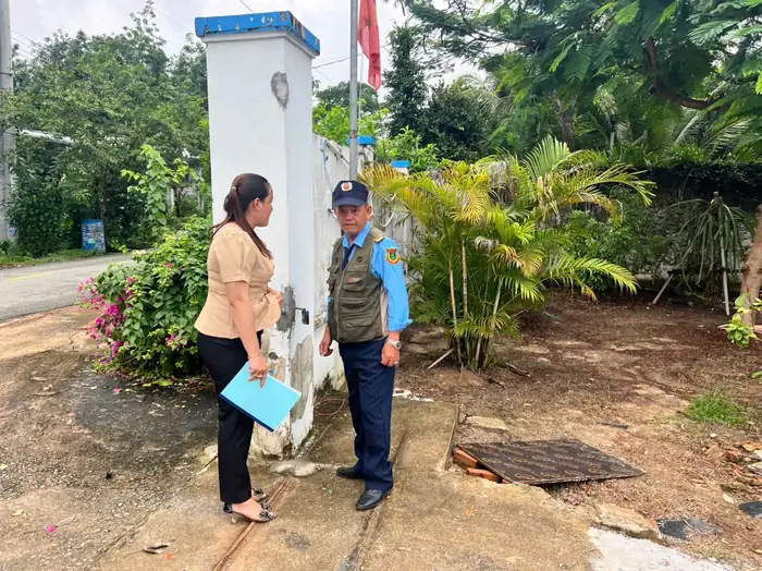 Trao đổi với bảo vệ tại cổng khi đánh giá dịch vụ ở TPHCM