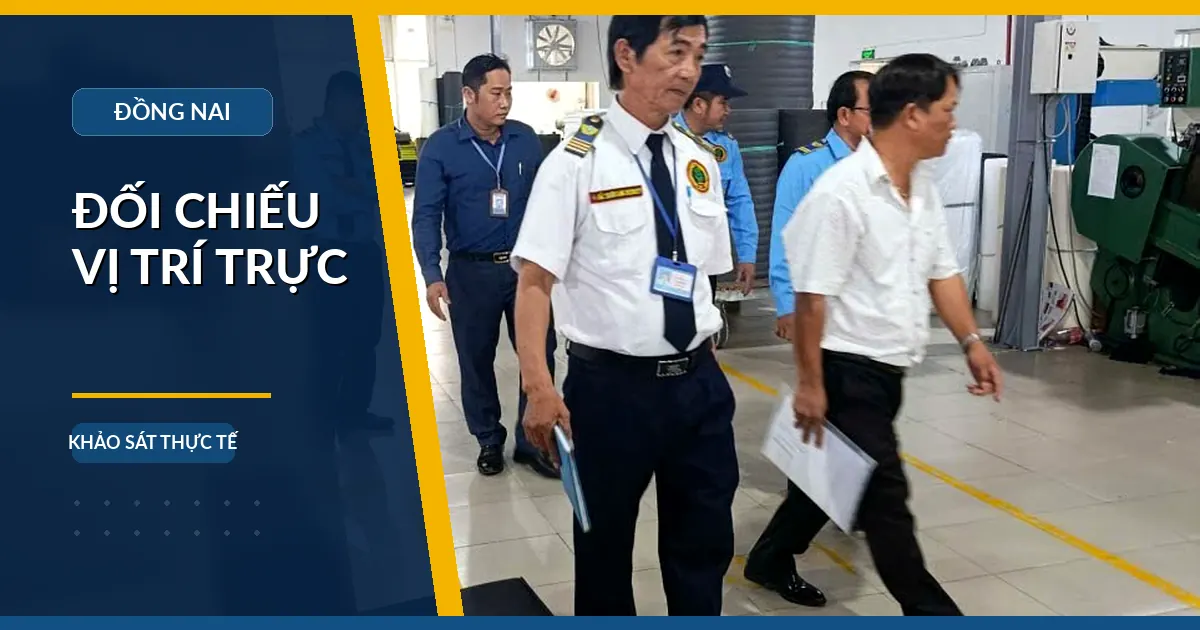 Cán bộ và nhân viên bảo vệ đối chiếu vị trí trực trong xưởng sản xuất
