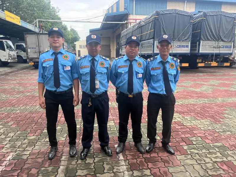 Đội ngũ bảo vệ thực tế tại khu vực nhà xưởng và xe hàng