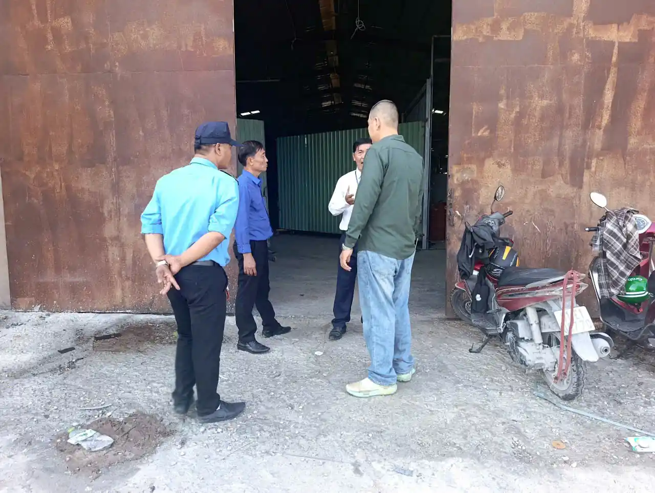 Trao đổi thực tế tại khu vực mục tiêu bảo vệ ở Bến Lức