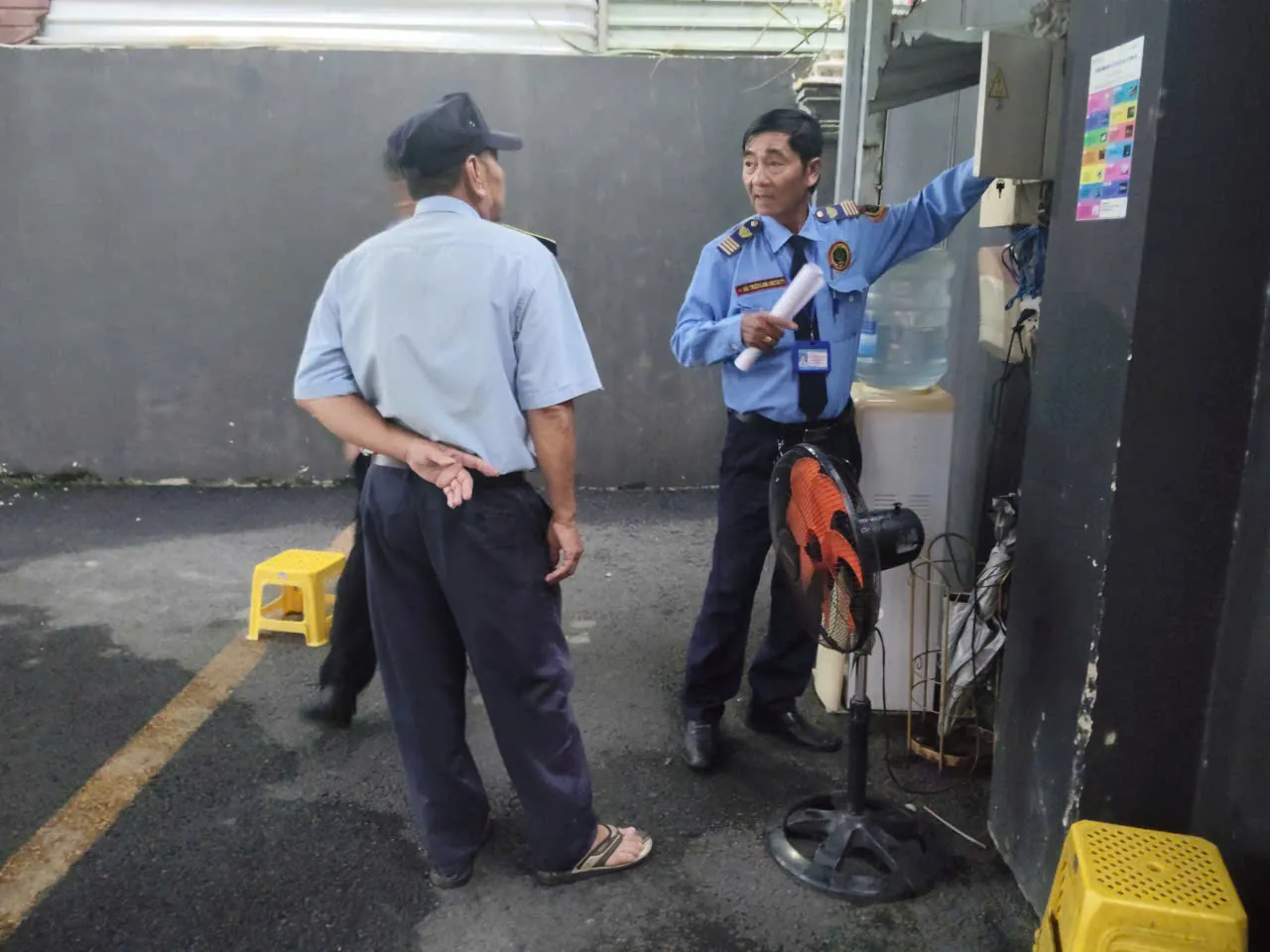 Nhân viên bảo vệ trao đổi nghiệp vụ tại khu vực kỹ thuật