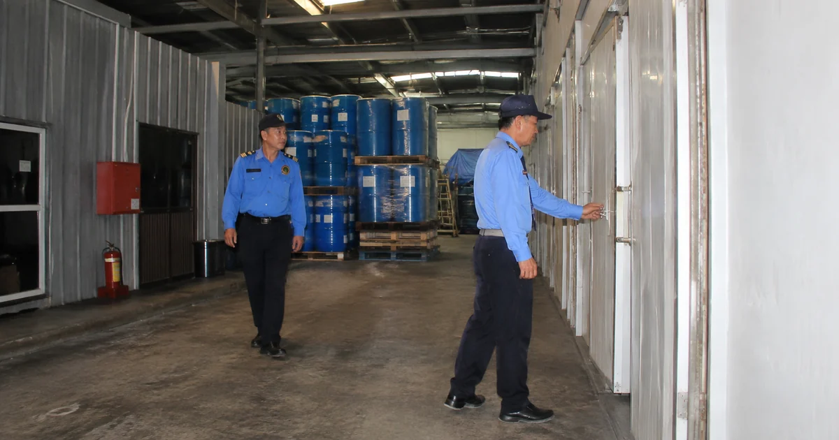 Nhân viên bảo vệ tuần tra nội bộ trong ca trực tại Bến Lức