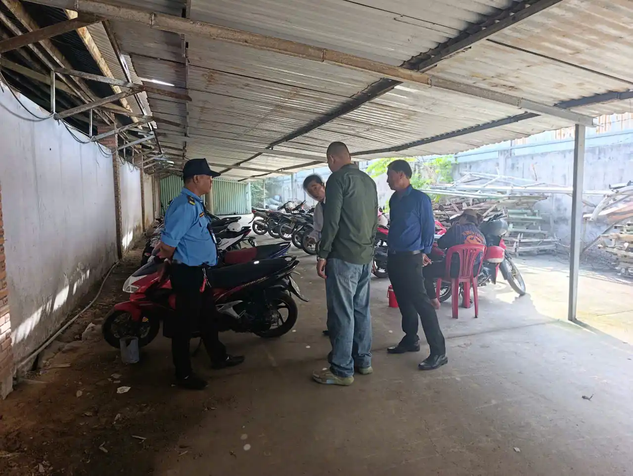 Nhân viên bảo vệ tại khu vực bãi xe trong quá trình khảo sát mục tiêu
