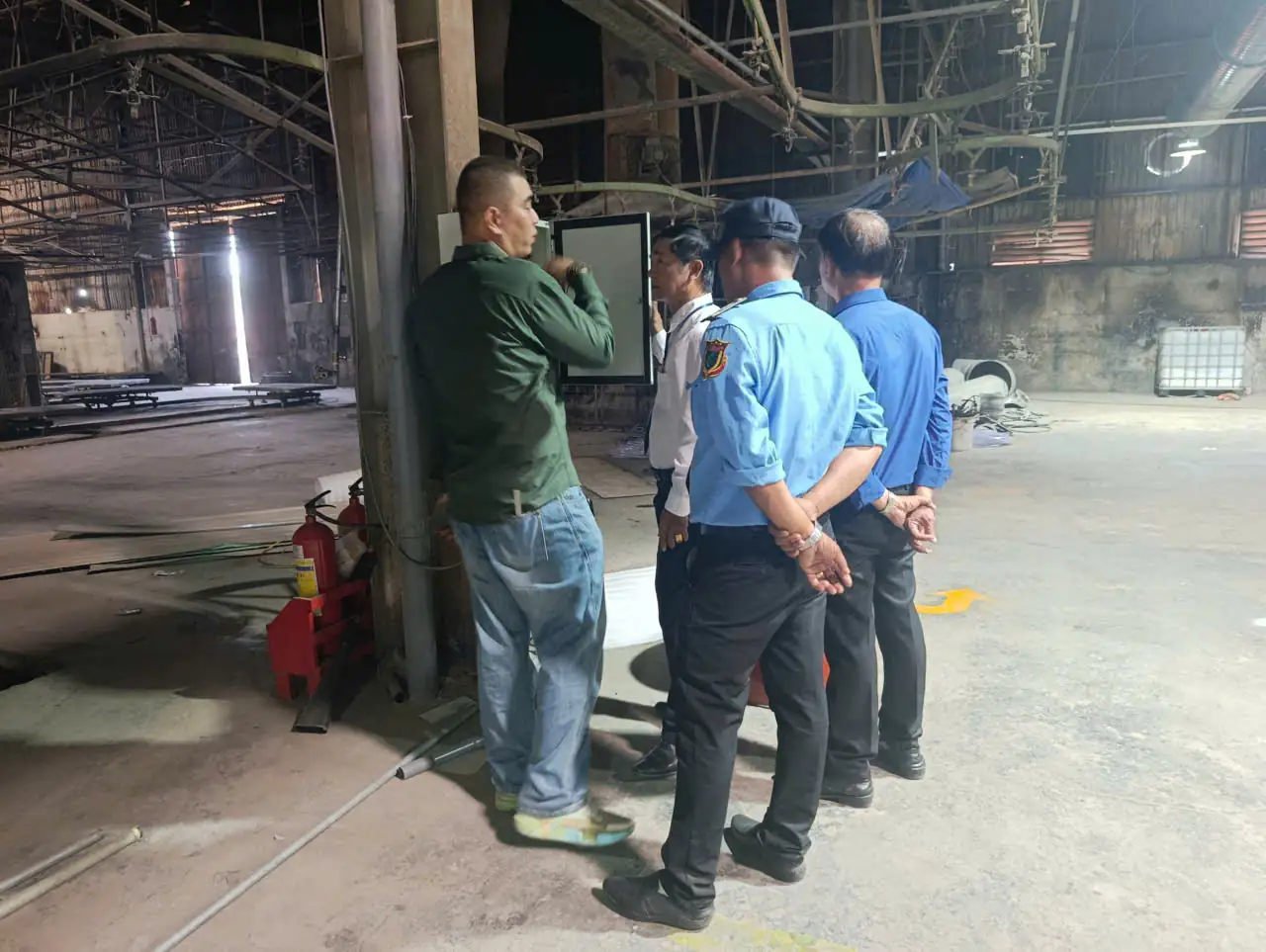 Trao đổi tại nhà xưởng Bình Dương để thống nhất khu vực kiểm soát và nhiệm vụ bàn giao chìa khóa giữa các ca