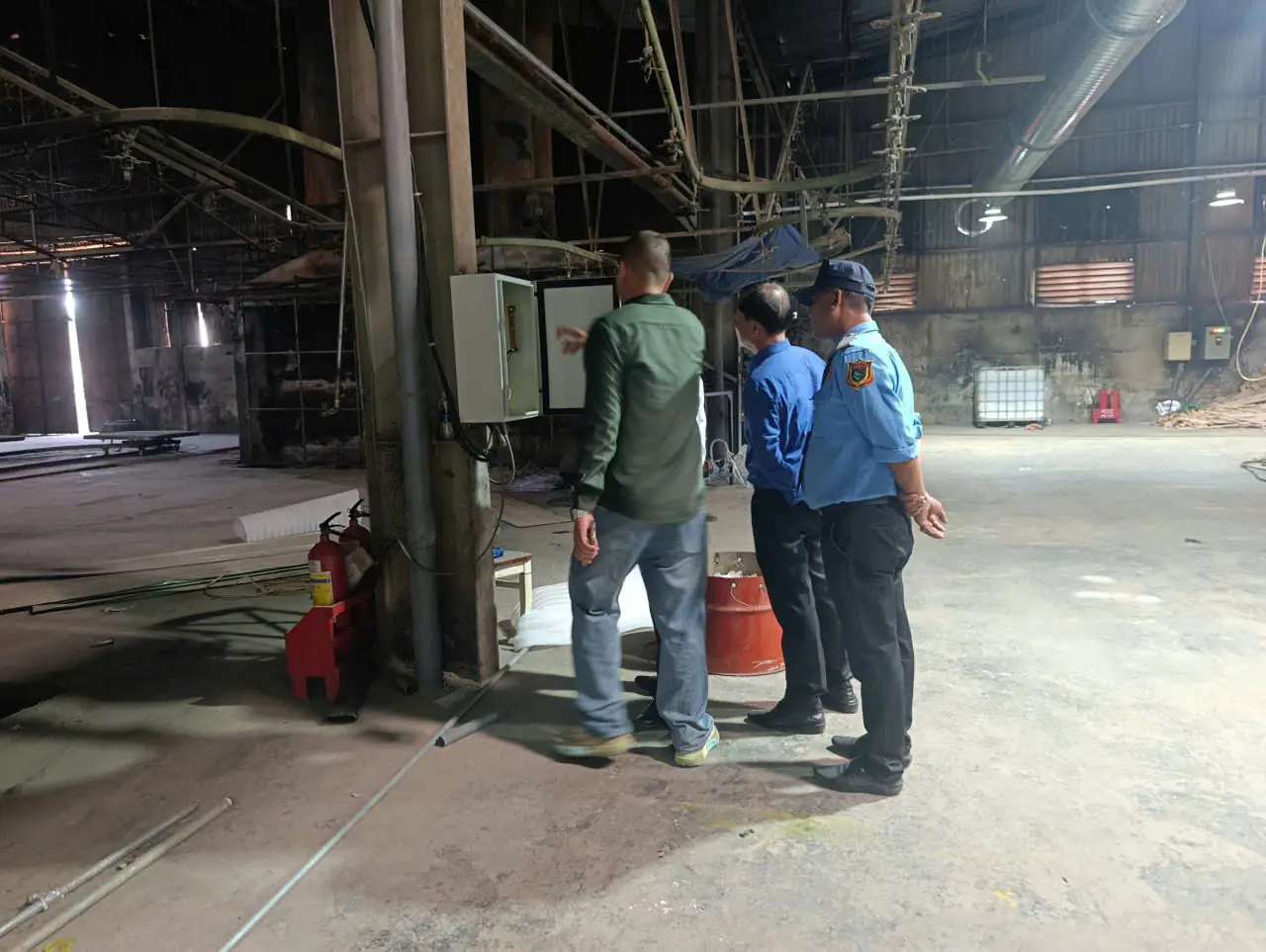 Nhân sự khảo sát khu vực kỹ thuật trong nhà xưởng tại Bình Dương
