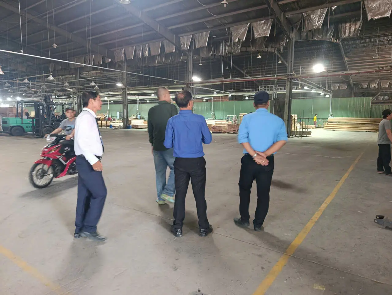 Khảo sát thực tế bên trong khu vực nhà xưởng trước khi bố trí bảo vệ