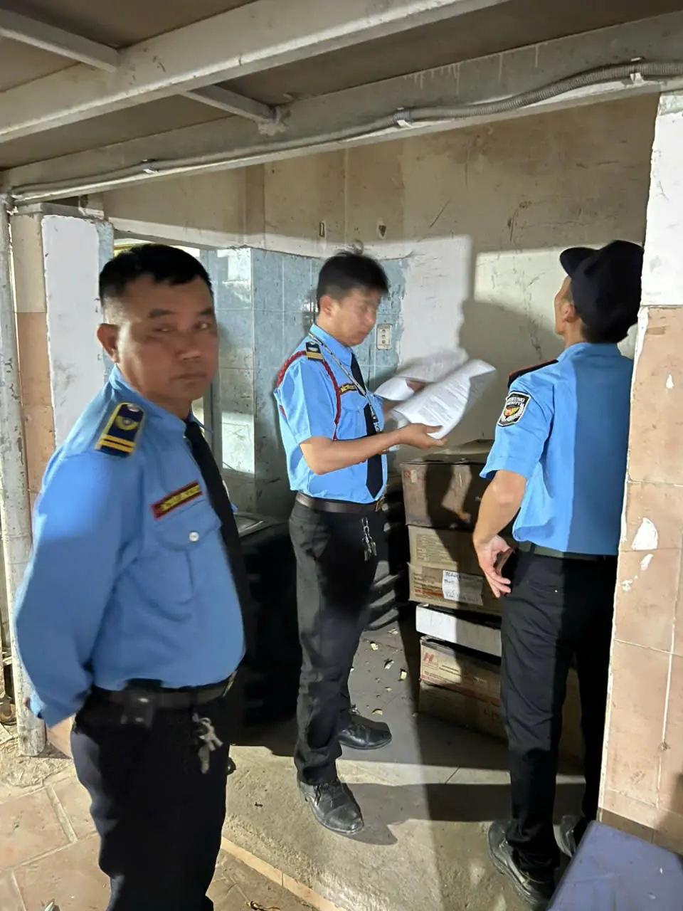 Nhân viên bảo vệ Bắc Thiên Long kiểm tra khu vực bên trong mục tiêu