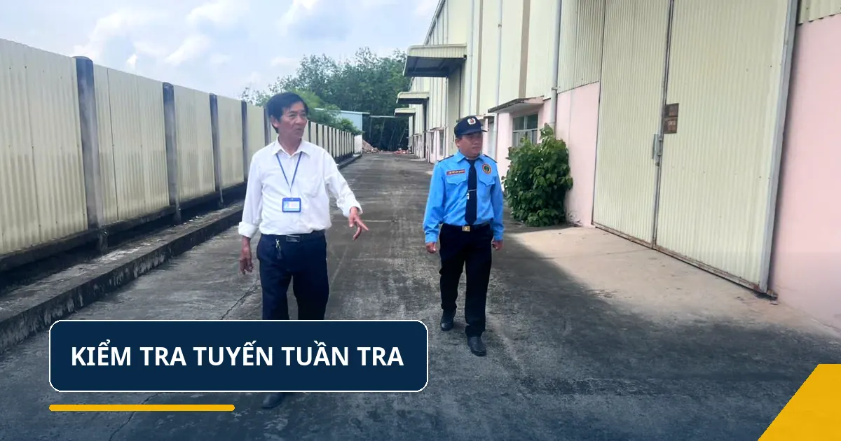 Cán bộ doanh nghiệp kiểm tra tuyến tuần tra cùng nhân viên bảo vệ