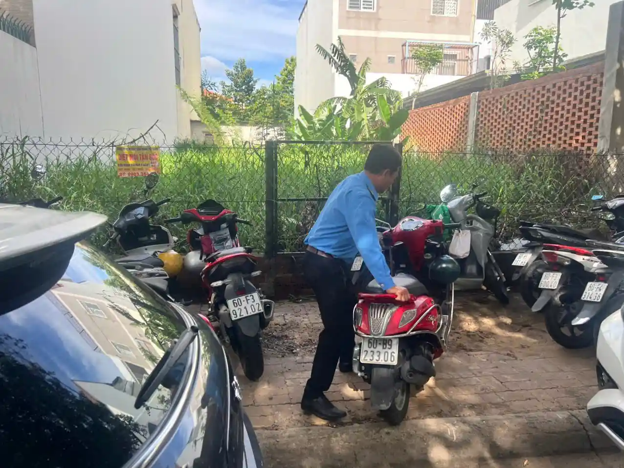 Hình ảnh thực tế nhân viên bảo vệ tại khu vực phương tiện