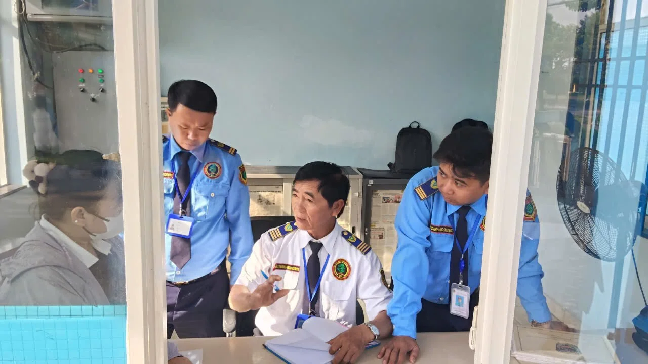 Trao đổi công việc của nhân sự bảo vệ tại mục tiêu thực tế