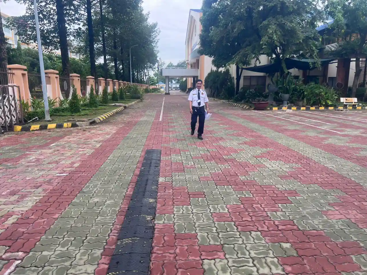 Nhân sự bảo vệ tuần tra trong khuôn viên mục tiêu thực tế