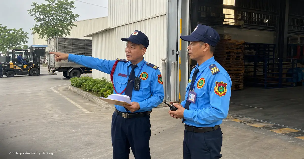 Nhân viên bảo vệ phối hợp kiểm tra khu vực nhà máy Bình Dương