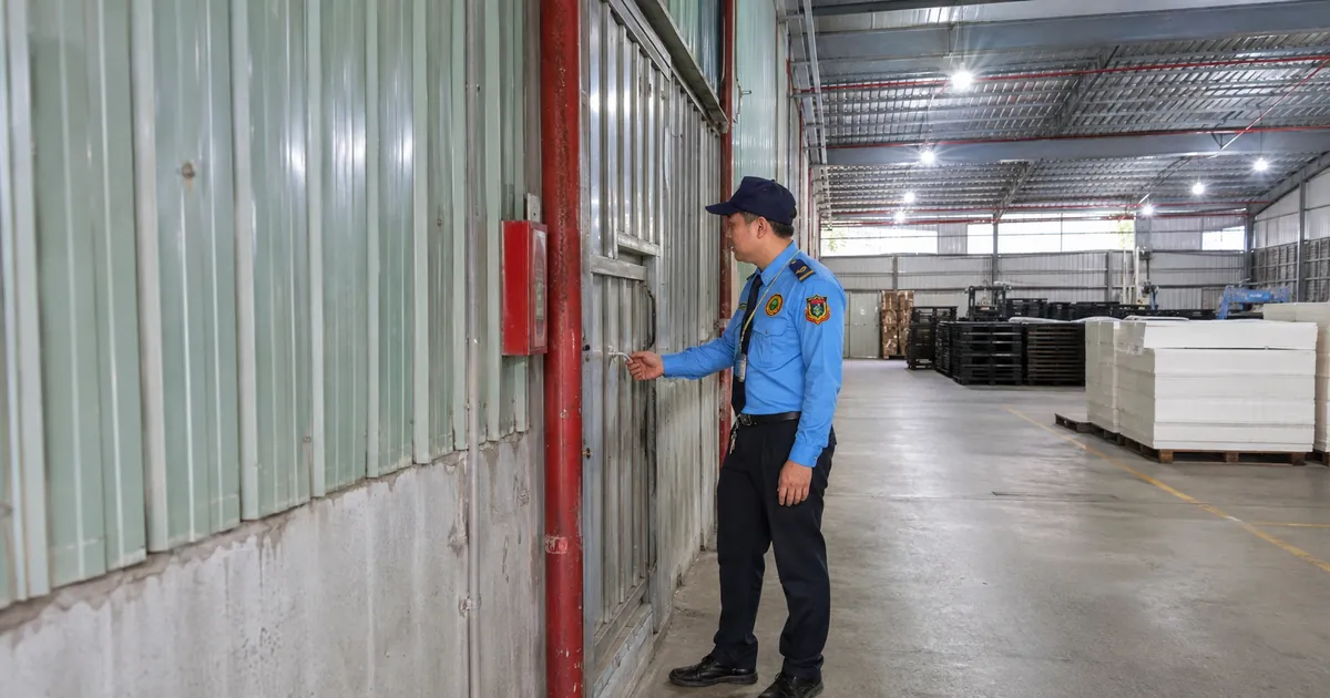 Nhân viên bảo vệ tuần tra khu vực nhà xưởng và ghi nhận tình trạng an ninh