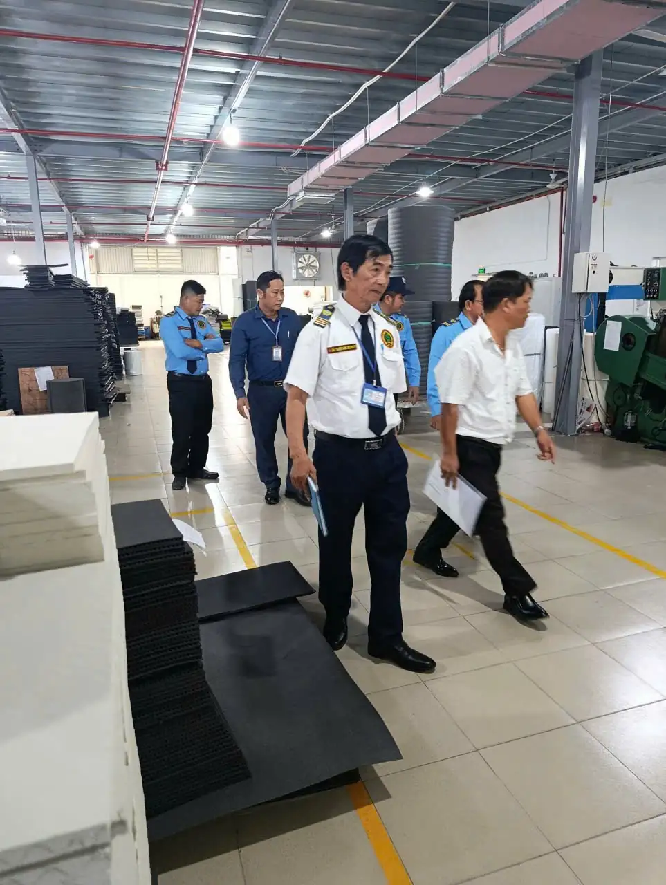 Nhân sự bảo vệ khảo sát thực tế tại khu vực sản xuất