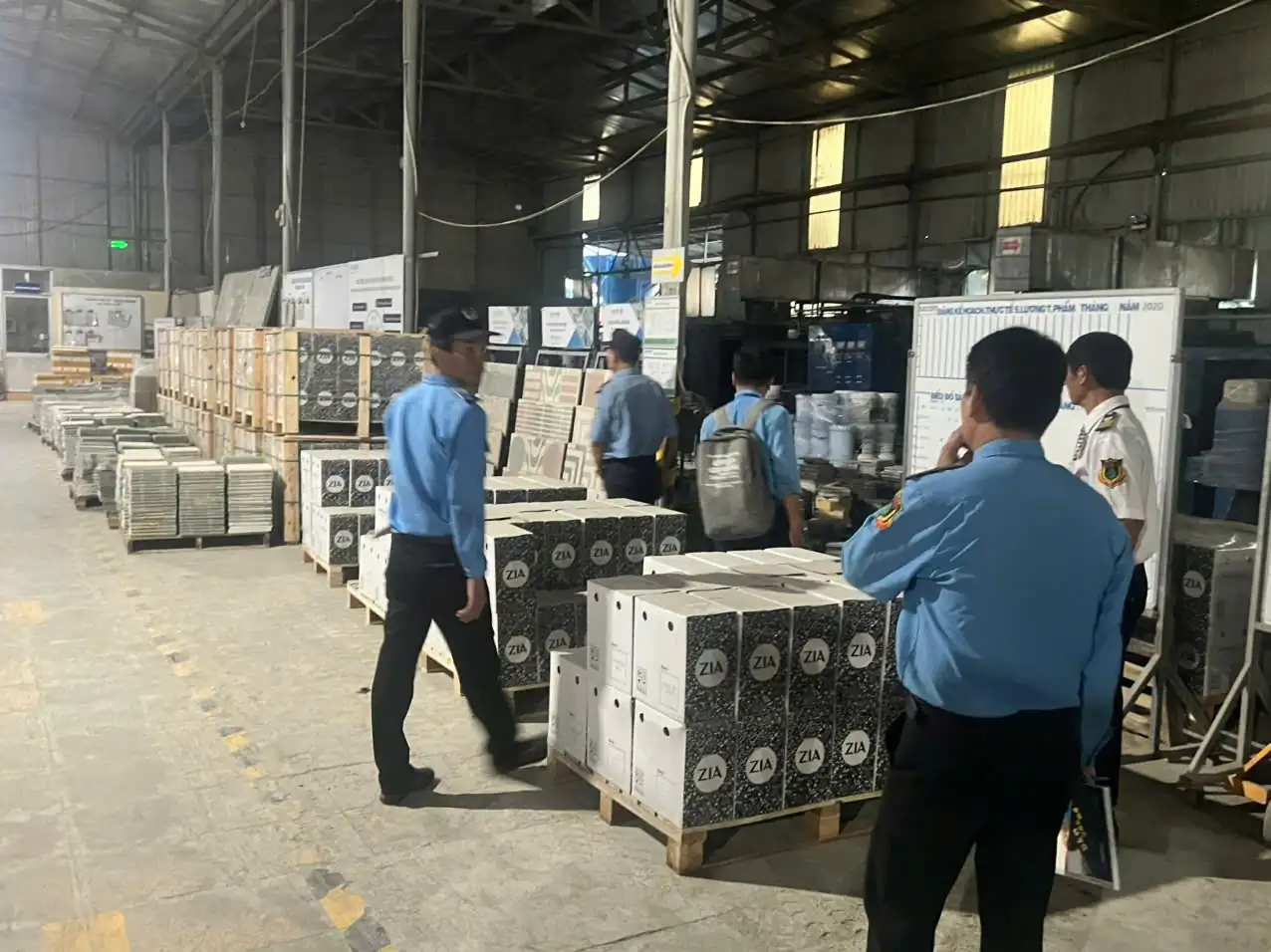 Nhân sự bảo vệ kiểm tra khu vực kho xưởng thực tế