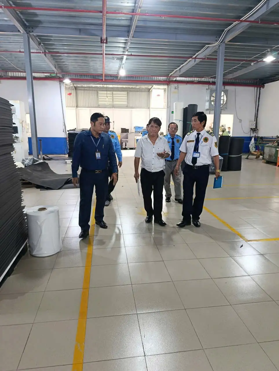 Đại diện doanh nghiệp và lực lượng bảo vệ trao đổi trong khu vực sản xuất
