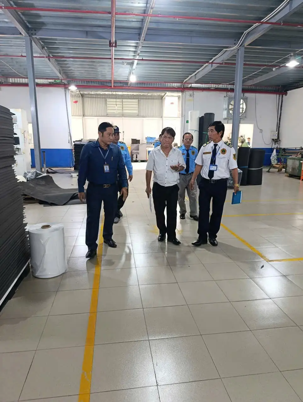 Cán bộ quản lý và nhân viên bảo vệ kiểm tra khu vực nhà xưởng