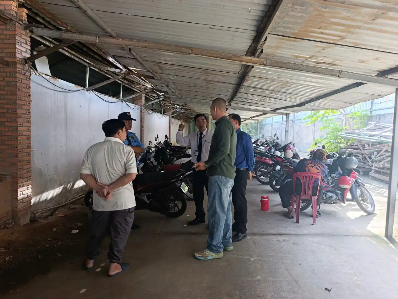 Hình ảnh thực tế trao đổi tại khu vực xe máy cùng nhân viên bảo vệ