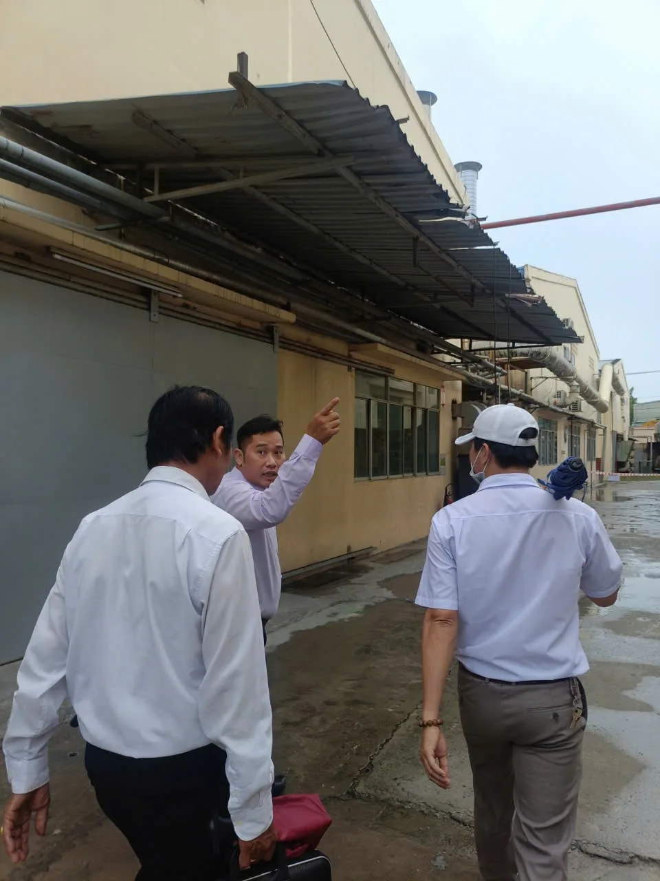 Trao đổi hiện trạng tại khu vực lối đi trước khi cập nhật nhiệm vụ bảo vệ