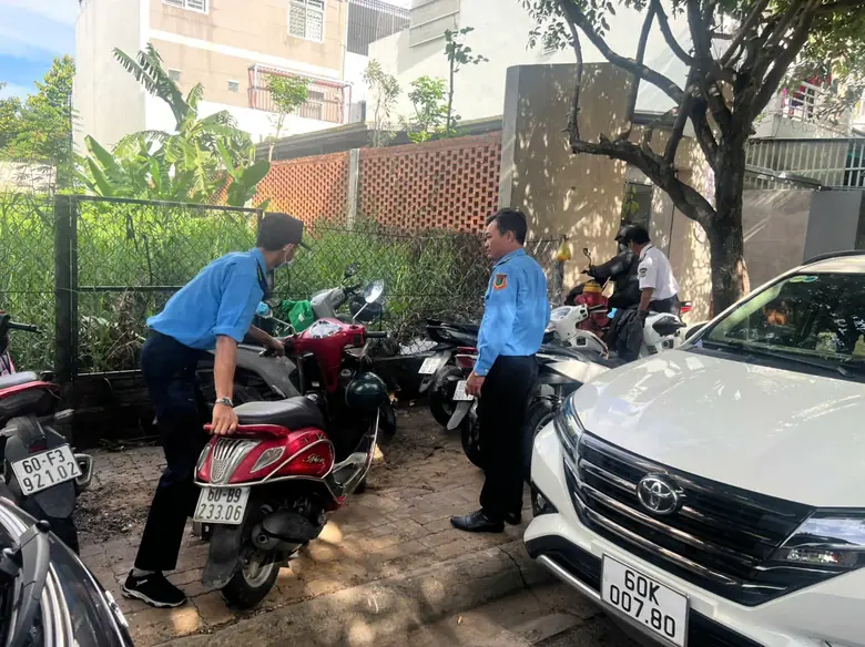 Nhân viên bảo vệ kiểm tra khu vực để xe