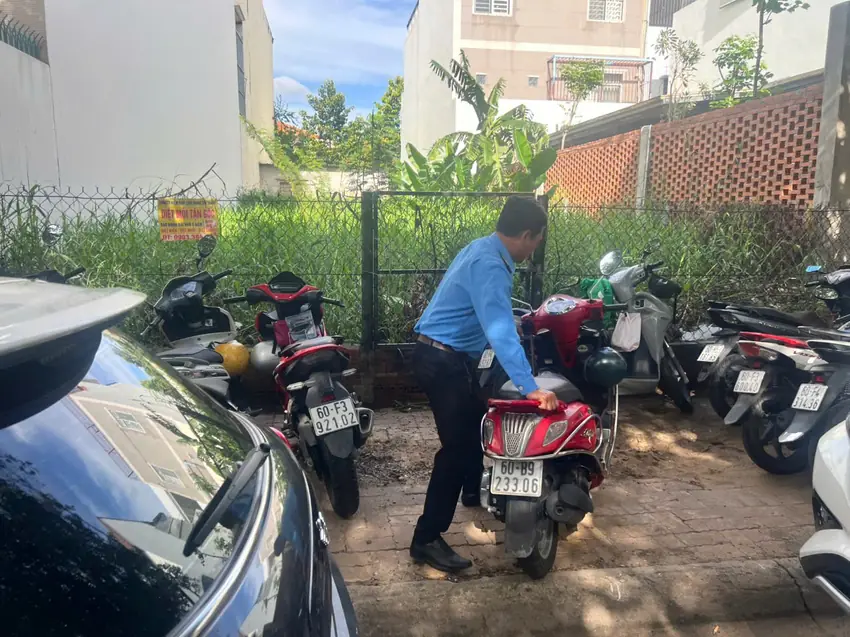Nhân viên bảo vệ tại khu vực bãi xe của doanh nghiệp