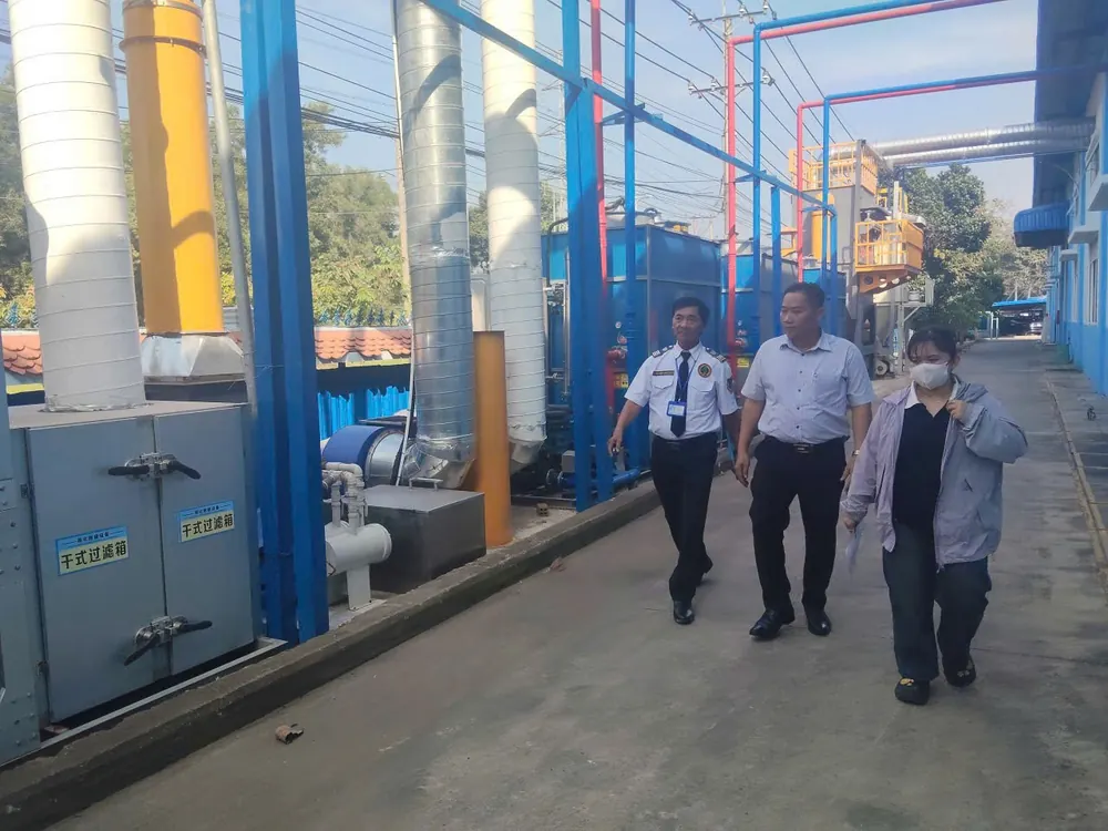 Nhân viên bảo vệ trao đổi công việc tại khu vực nhà máy