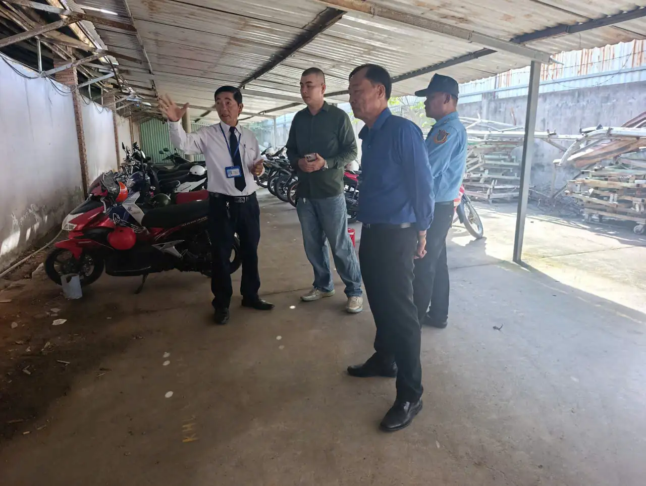Đại diện doanh nghiệp trao đổi với nhân viên bảo vệ tại mục tiêu Đồng Nai