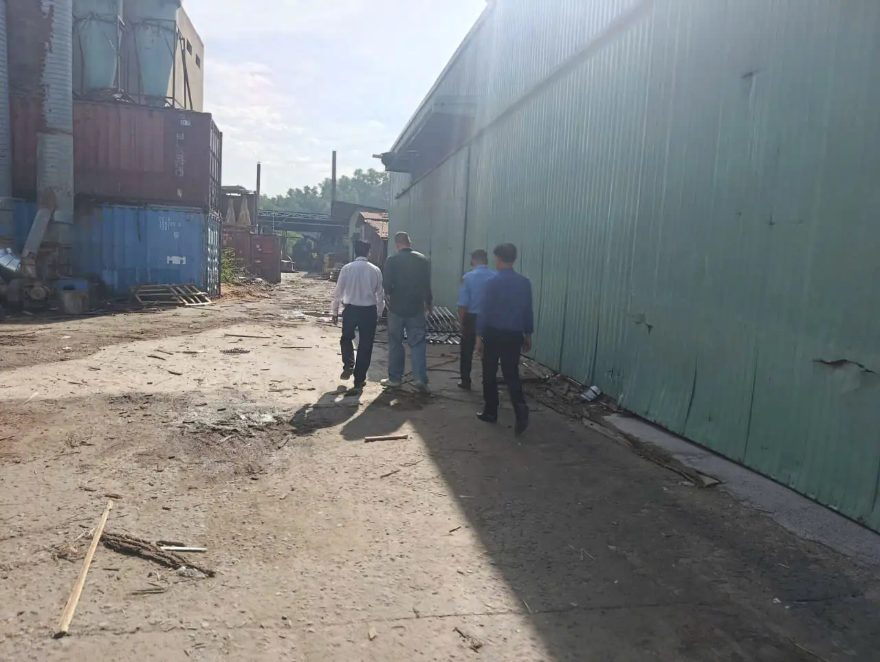 Kiểm tra lối nội bộ nhà xưởng trong ngày đầu triển khai bảo vệ tại Đồng Nai