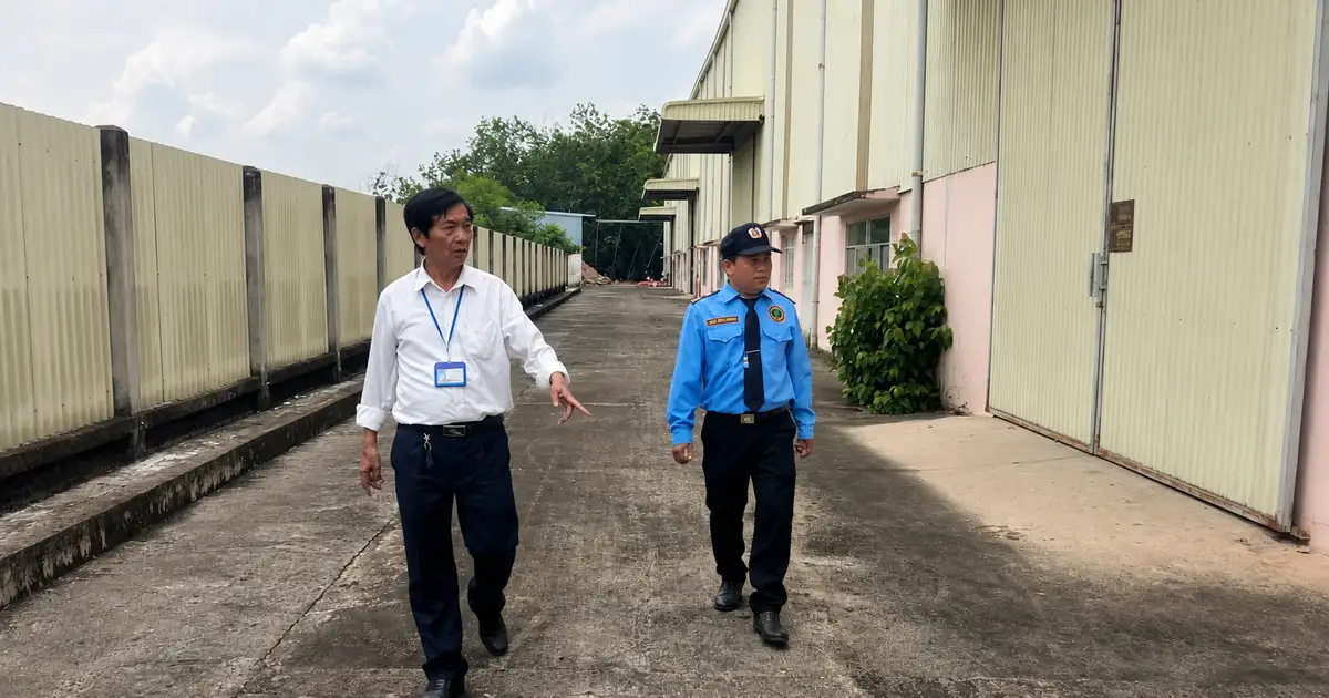 Doanh nghiệp và nhân viên bảo vệ rà soát luồng ra vào trước khi triển khai