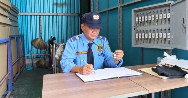Nhân viên bảo vệ kiểm tra chìa khóa và đối chiếu sổ giao nhận tại kho xưởng Bình Dương