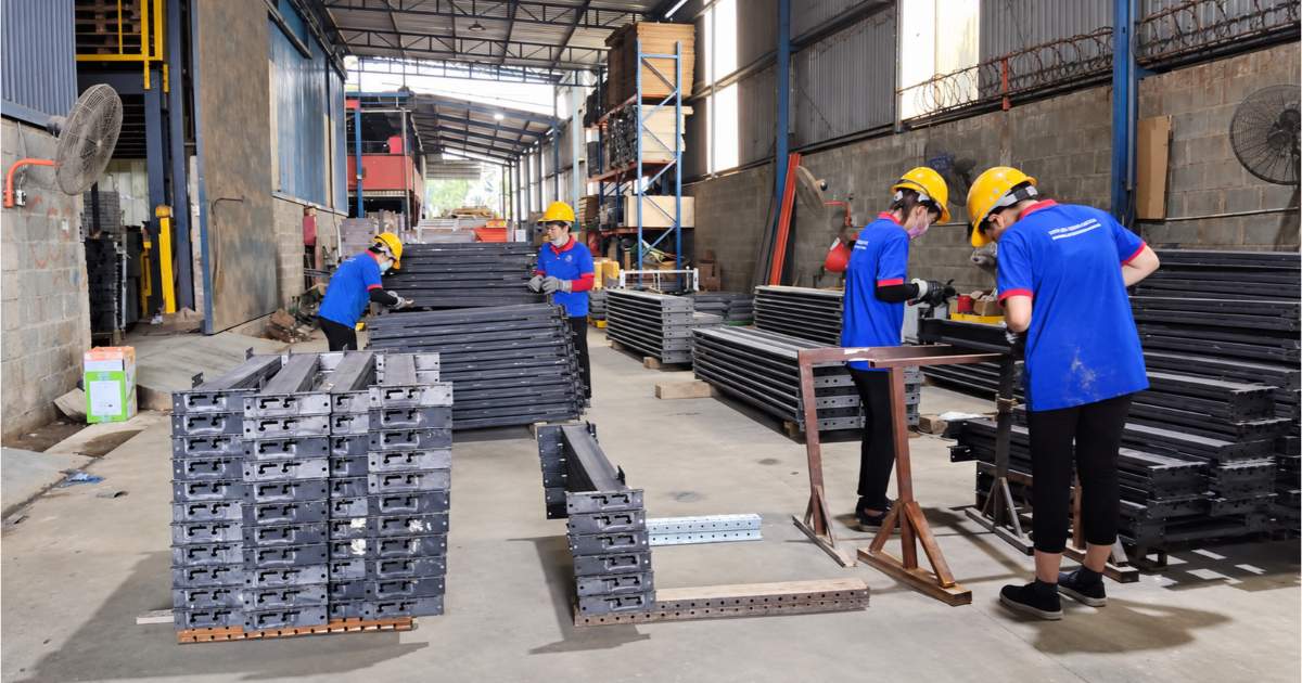 Khu vực công nhân gia công và tập kết cấu kiện kim loại tại nhà máy Việt Long An ở Đức Hòa