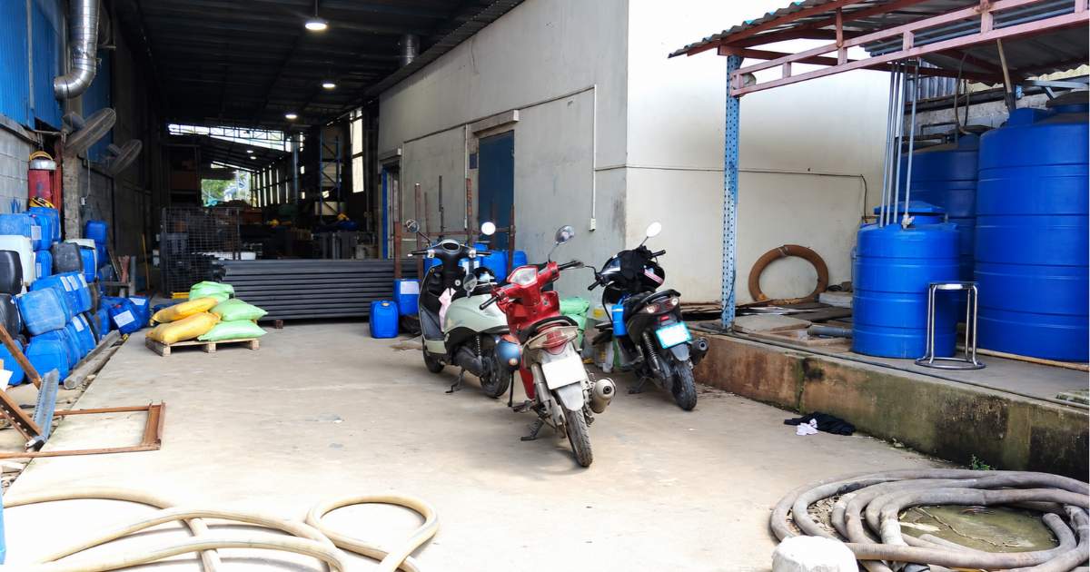 Lối đi, xe máy và khu vực tập kết vật tư tại nhà máy Việt Long An trong buổi khảo sát bảo vệ