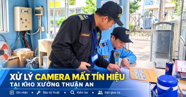 Hai nhân viên bảo vệ Bắc Thiên Long kiểm tra sổ trực, minh họa ghi nhận và bàn giao sự cố camera mất tín hiệu tại kho xưởng Thuận An